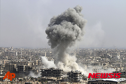 【다마스쿠스=AP/뉴시스】미국 국방부가 이라크와 시리아에서 이슬람 극단 무장세력 이슬람국가(IS)를 격멸하기 위해 기존의 공습 위주에서 지상전으로 작전을 확대하는 계획을 검토하고 있다. 사진은 지난 14일(현지시간) 시리아 다마스쿠스에서 러시아의 공습 지원을 받고 있는 시리아 정부군이 포격 후 연기가 피어오르는 모습. 2015.10.29&nbsp;&nbsp; 