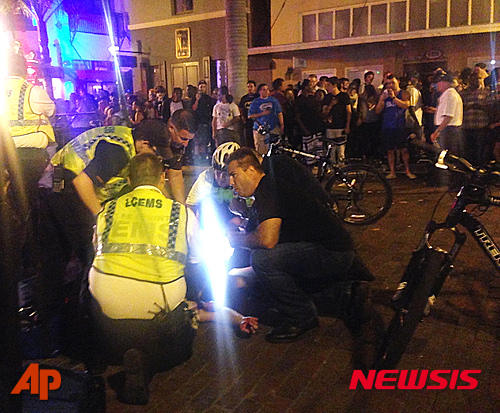 【포트마이어스=AP/뉴시스】미국 구조대원들과 경찰이 17일(현지시간) 플로리다주 포트마이어스에서 열린 좀비축제 중 총기 난사 사건 현장에서 부상자를 옮기고 있다. 현지 경찰은 연례 좀비축제에서 총기 난사 사건으로 1명이 숨지고 5명이 다쳤다고 18일 밝혔다. 2015.10.19 