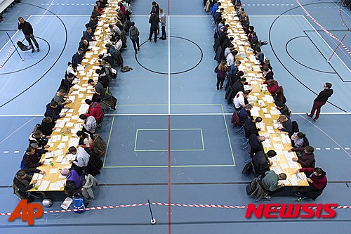 【베른=AP/뉴시스】스위스 베른에서 18일(현지시간) 총선 투표 개표 작업이 진행되고 있다. 2015.10.19