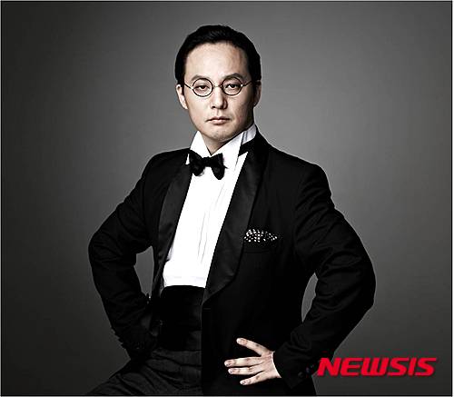 【서울=뉴시스】이재훈 기자 = 가수 신해철(1968~2014) 1주기인 27일을 앞두고 추모 행사가 열린다.&nbsp; 소속사 KCA 엔터테인먼트에 따르면 신해철 팬클럽 '철기군'과 '신해철을 사랑하는 사람들'이 주관하는 추모식 '히어 아이 스탠드 포 유(Here I stand for you)'가 25일 오후 1시30분 경기 안성 유토피아 추모관에 마련된다.&nbsp; '그리움의 편지', '퍼플 리본 달기' 등 식전 행사에 이어 추모 미사와 추모사 낭독 등이 이어진다.&nbsp; 유토피아 납골당에 안치된 유골을 야외 안치단으로 옮기는 봉안식과 장지 헌화식, 자유 참배 등으로 마무리된다.&nbsp; 추모식은 유가족과 동료 지인들, 팬클럽 외에 일반 팬들에게도 공개된다. 작년 신해철의 장례를 치를 당시에도 생전 고인의 뜻을 이어 일반인들의 조문을 받았다. 당시 발인 전까지 1만명에 가까운 팬들의 고인의 넋을 달랬다.&nbsp;&nbsp; KCA 엔터테인먼트는 "조금이나마 불편을 덜어 드리고자 버스 대절 등 편의를 제공할 생각"이라고 알렸다.&nbsp;&nbsp; 한편 신해철의 1주기가 다가오면서 KBS 2TV '불후의 명곡', JTBC '히든싱어4' 등 여러 방송프로그램을 통해 추모 무대가 준비되고 있다.&nbsp; 1주기 당일인 27일에는 유작 3곡을 포함에 '더 늦기 전에', '그저 걷고 있는 거지', '길 위에서', '힘을 내' 등 고인의 숨어 있는 명곡까지 총 40곡이 실린 '웰컴 투 리얼 월드(Welcome To The Real World)' LP판이 출시된다. 예스24에서 주문 예약할 수 있다.&nbsp;&nbsp; realpaper7@newsis.com 