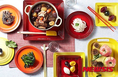 【서울=뉴시스】메리어트 이그제큐티브 아파트먼트 서울은 오는 12월13일까지 르크루제 코리아와 컬래버레이션한 ‘너의 아파트’ 패키지를 내놓는다. 사진은 르쿠루제 식기들로 차린 식탁. (사진=메리어트 이그제큐티브 아파트먼트 서울 제공)