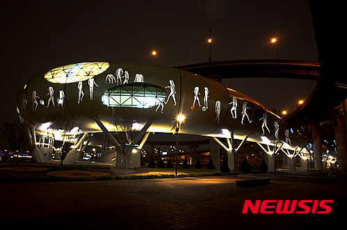 【서울=뉴시스】뚝섬 자벌레 외벽에 전시될 미디어아트 작품.&nbsp; (사진 = 서울시 제공)&nbsp; photo@newsis.com
