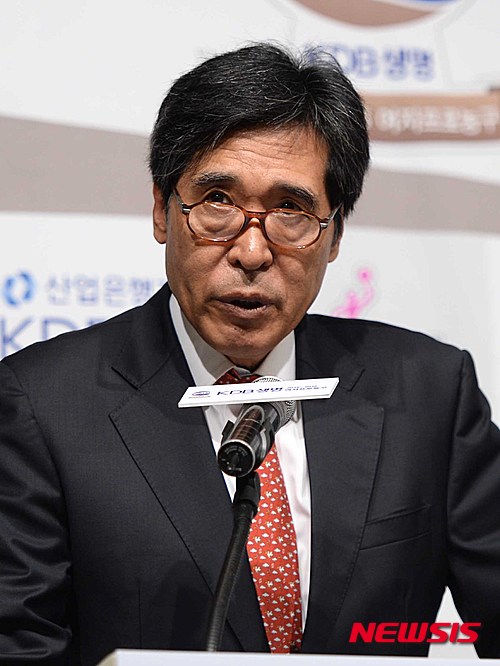 【서울=뉴시스】고범준 기자 = 19일 오전 서울 강남구 리베라호텔에서 열린 'KDB생명 2015-2016 여자프로농구 타이틀스폰서 조인식에서 신선우 WKBL총재가 인사말을 하고 있다. 2015.10.19. bjko@newsis.com