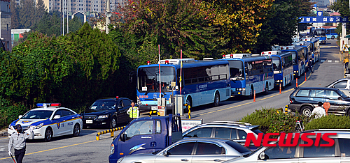 【광주=뉴시스】류형근 기자 = 19일 오전 광주 북구 문흥동 광주교도소에서 1800여명의 수용자를 태운 호송차량이 경찰과 군의 철통경비를 받으며 새로운 교도소로 이동하고 있다. 2015.10.19. hgryu77@newsis.com