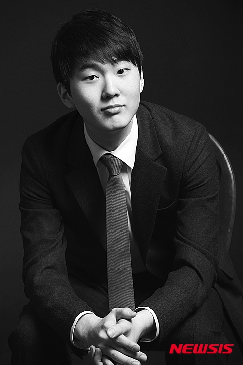 【서울=뉴시스】이재훈 기자 = 피아니스트 조성진(21)이 '세계 3대 피아노 콩쿠르'로 통하는 제17회 국제 쇼팽 피아노 콩쿠르 결선에 올랐다. 폴란드 바르샤바에서 20일까지 열리는 이 콩쿠르 결선에 진출한 10명에 포함됐다.&nbsp; 조성진은 19일 새벽(한국시간) 첫 번째 경연자로 나서 쇼팽의 피아노 협주곡 1번을 연주했다.&nbsp; 5년마다 열리는 쇼팽 콩쿠르는 3대 콩쿠르로 함께 손꼽히는 퀸 엘리자베스·차이콥스키 콩쿠르와 더불어 세계적인 권위를 자랑한다.&nbsp; 한국에서도 관심이 높다. 한국이 7시간 빠른 시차에도 불구하고 인터넷으로 생중계되는 결선을 보기 위해 밤을 새는 마니아들도 많다.&nbsp;&nbsp; 1927년 처음 개최됐고 한국인 첫 입상자는 2005년 공동 3위에 오른 임동민·임동혁 형제다. 앞서 김정원이 2000년 본선에 올랐다가 결선 진출 문턱에서 고배를 마셨다. 지난 대회인 2010년에는 김다솔·서형민의 2차 진출이 최고 성적이다.&nbsp; 이번 대회는 20일 오후까지 치른다. 경연 결과는 21일 새벽(한국시간)에 나온다.&nbsp; 만 11세이던 2005년 금호영재콘서트를 통해 데뷔한 조성진은 2008년 국제 청소년 쇼팽 콩쿠르 최연소 우승, 2009년 하마마쓰 국제 피아노 콩쿠르 최연소 우승으로 국제적으로 주목 받기 시작했다. 지난해 제14회 아르투르 루빈스타인 국제피아노콩쿠르에서 3위로 입상했다.&nbsp; 서울시립교향악단을 비롯해 러시아 마린스키 오케스트라, 러시아 내셔널오케스트라, 라디오프랑스 오케스트라, 베를린 방송교향악단, 뮌헨 필하모닉오케스트라, 체코 필하모닉오케스트라, NHK 심포니오케스트라 등과 협연했다. 파리국립고등음악원에서 미셀 베로프를 사사하고 있다. 이전에는 피아니스트 박숙련·신수정에게 배웠다.&nbsp; realpaper7@newsis.com