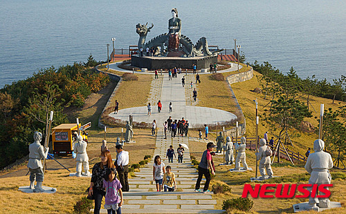 【삼척=뉴시스】홍춘봉 기자 = 19일 강원 삼척시가 원덕읍 임원리 남화산 일대 수로부인 헌화공원에 높이 10.6m, 500t 규모의 수로부인 조형물을 개방하자 이곳을 찾은 관광객들이 아름다운 경관을 감상하고 있다. 2015.10.19. (사진=삼척시 제공) photo@newsis.com