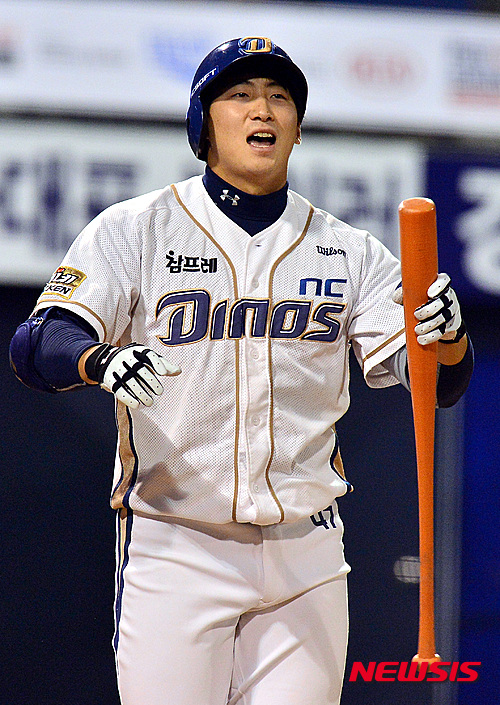 【창원=뉴시스】고승민 기자 = 19일 오후 경남 창원시 마산야구장에서 열린 '2015 타이어뱅크 KBO 리그' 플레이오프 NC 다이노스와 두산 베어스의 2차전 경기, 1회말 NC 공격 2사 1, 2루 상황 5번타자 나성범이 헛스윙한 뒤 아쉬워하고 있다. 2015.10.19.&nbsp; kkssmm99@newsis.com