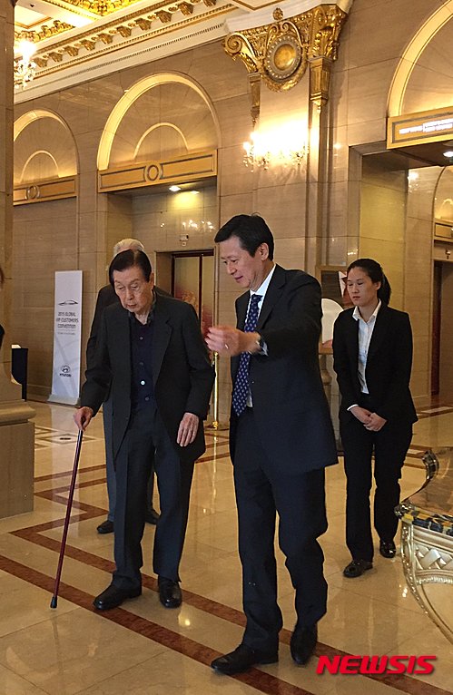 【서울=뉴시스】유자비 기사 = 신격호 롯데그룹 총괄회장(왼쪽)이 19일 서울대병원에서 건강 검진을 받기 위해 숙소인 서울 을지로 롯데호텔을 떠나고 있다. <사진제공=SDJ코퍼레이션>