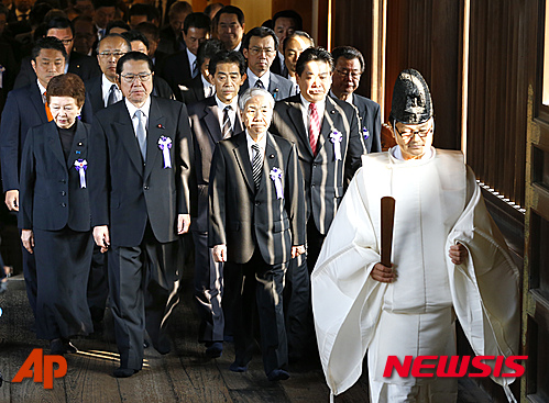 【도쿄 =AP/뉴시스】일본 도쿄 야스쿠니신사의 추계 예대제 마지막 날인 20일 오전, ‘다함께 야스쿠니신사를 참배하는 국회의원 모임’ 소속 여야 중·참의원이 단체로 신사를 찾아 참배하기 위해 줄지어 걸어가고 있다. 2015.10.20