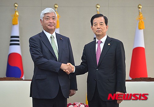 【서울=뉴시스】임태훈 기자 = 한민구 국방부 장관과 나카타니 겐 일본 방위상이 20일 서울 용산구 국방부에서 한일국방장관 회담을 시작 하기 전 악수를 하고 있다. 2015.10.20.   photo@newsis.com