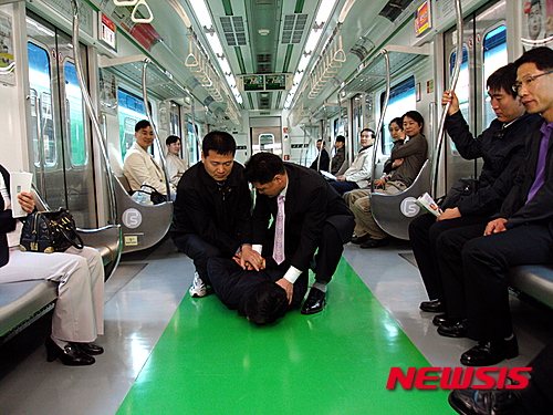 【서울=뉴시스】김난영 기자 = 1987년 지하철범죄수사대로 처음 탄생한 지하철경찰대는 올해 어느덧 발족 28년이 됐다. 지하철범죄 단속 특성 상 얼굴이 많이 알려지면 용의자 검거에 어려움이 있을 수 있다는 현흥호 경위의 우려에 따라 인물 사진은 찍지 않았다. 2015.10.21. (사진=서울지방경찰청 제공)