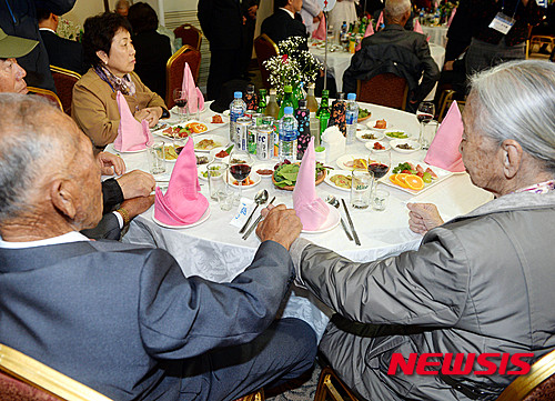 【금강산=뉴시스】최동준 기자 = 2015년 10월20일 오후 북한 금강산 이산가족면회소에서 열린 우리측 주최 환영만찬에서 부부인 남측 이순규 씨와 북측 오인세 씨가 손을 잡고 있다. 2015.10.20. photocdj@newsis.com