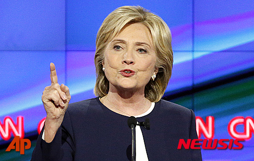 【 라스베이거스=AP/뉴시스】힐러리 클린턴 미국 민주당 대선 경선 후보가 지난 13일(현지시간) 네바다주 라스베이거스에서 CNN 주최로 열린 TV토론회에서 발언하고 있다. 2015.10.22