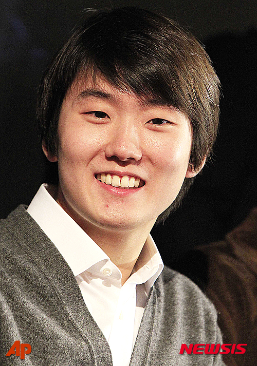 【바르샤바=AP/뉴시스】한국인 최초로 '쇼팽 국제 피아노 콩쿠르'에서 우승한 조성진이 20일(현지시간) 폴란드 바르샤바 필하모닉 콘서트홀에서 우승자로 호명되는 순간 환하게 웃고 있다. 2015.10.21 