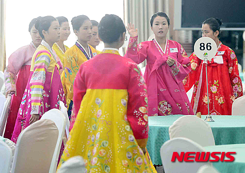 【금강산=뉴시스】최동준 기자 = 이산가족 상봉행사 1차 둘째날인 21일 오전 북한 금강산 호텔에서 북측 종업원들이 오찬 준비를 하고 있다. 2015.10.21. photocdj@newsis.com