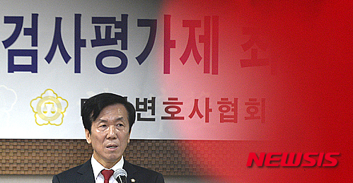 【서울=뉴시스】 추상철 기자 = 21일 오전 서울 강남구 대한변호사협회에서 하창우 대한변호사협회장이 '2015 검사평가제 시행'과 관련한 내용을 설명하고 있다. 2015.10.21. scchoo@newsis.com 