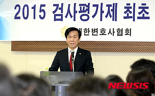 【서울=뉴시스】 추상철 기자 = 21일 오전 서울 강남구 대한변호사협회에서 하창우 대한변호사협회장이 '2015 검사평가제 시행'과 관련한 내용을 설명하고 있다. 2015.10.21. scchoo@newsis.com