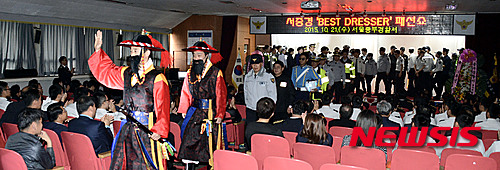 【서울=뉴시스】홍찬선 기자 = 창경 70주년 경찰의 날 행사의 일환으로 경찰복 베스트 드레서 패션쇼가 열린 21일 오전 서울 중구 중부경찰서에서 경찰들이 마지막 피날레를 장식하고 있다. 2015.10.21. mania@newsis.com