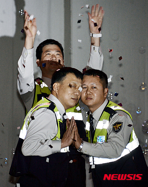 【서울=뉴시스】홍찬선 기자 = 창경 70주년 경찰의 날 행사의 일환으로 경찰복 베스트 드레서 패션쇼가 열린 21일 오전 서울 중구 중부경찰서에서 경찰들이 개성넘치는 포즈로 워킹을 하고 있다. 2015.10.21.&nbsp;&nbsp; mania@newsis.com