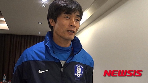 【서울=뉴시스】21일 오전 8시(한국시간) 칠레 라 세레나의 라 포르타다 스타디움에서 열린 2015 국제축구연맹(FIFA) U-17(17세 이하) 칠레월드컵 B조 조별리그 2차전에서 기니를 1-0으로 꺾은 뒤 인터뷰하는 최진철 감독의 모습. (사진 = 대한축구협회 제공 영상 캡처). 2015.10.21.