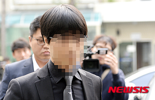 【서울=뉴시스】 추상철 기자 = 21일 오후 서울동부지방법원에서 업무상 과실치사혐의로 기소된 고 신해철의 수술 집도의 S병원의 K원장이 첫 공판을 위해 법정으로 향하고 있다. 2015.10.21. scchoo@newsis.com 
