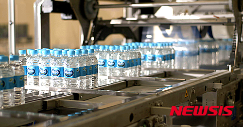 【연길=뉴시스】양길모 기자 = 농심은 최근 백두산 백산수 신공장 준공식을 갖고, 이르면 10월 말부터 본격적인 백산수 사업에 돌입한다고 22일 밝혔다. 농심은 세계 최고 수준의 백두산 천지 물을 세계 최첨단 설비로 담아낸 백산수를 '글로벌 생수 브랜드'로 육성할 방침이다.&nbsp; 중국 길림성 연변조선족자치주 안도현 이도백하진에 위치한 백산수 신공장은 약 30만㎡의 부지에 공장동, 유틸리티동, 생활관 등 연면적 8만4000㎡ 규모로 건설됐다.&nbsp; 현재 신공장 내 생산라인은 총 2개로, 0.5ℓ와 2ℓ제품을 각각 생산할 수 있는 '전용라인'으로, 두 전용라인에서 분당 약 1650병의 백산수를 생산할 수 있다. (사진=농심 제공)&nbsp; dios102@newsis.com
