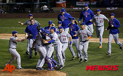 【시카고=AP/뉴시스】 뉴욕 메츠 선수단이 22일(한국시간) 미국 일리노이주 시카고 리글리 필드에서 열린 2015 메이저리그 컵스와의 내셔널리그 챔피언십 시리즈 4차전에서 8-3으로 승리한 후 기쁨을 나누고 있다.