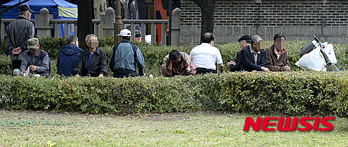 【서울=뉴시스】 추상철 기자 = 최근 고령화시대가 사회적 문제로 대두되고 있는 가운데 22저출산·고령화가 심각한 사회 문제로 대두되고 있다. 정부는 2000년대 들어 저출산·고령화 대책에 막대한 예산을 쏟아 부었지만 15년째 초저출산(1.3명 이하)의 덫에 빠져있다. 저출산 여파로 15~64세 생산가능인구 수는 내년 3704만명으로 정점을 찍어 감소하고 2018년에는 65세 이상 고령 인구가 총인구 대비 14%를 넘는 '고령사회'로 진입한다. 정부가 대책 마련에 고심하고 있는 가운데 아이 키우기 힘들고 노후가 고된 우리 사회의 이면을 돌아봤다. 22일 오후 서울 종로구 탑골공원에서 노인들이 삼삼오오 모여 시간을 보내고 있다. 2015.10.25. scchoo@newsis.com 