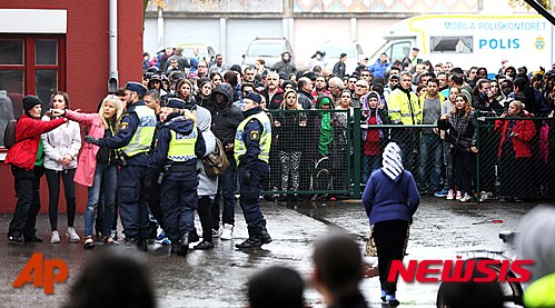 【 트롤하탄=AP/뉴시스】스웨덴 트롤하탄 학교에서 22일(현지시간) 20대 복면남성의 칼부림 테러가 발생한후 경찰이 주변을 통제하고 있는 가운데 시민들이 몰려들어 상황을 지켜보고 있다. 2015.10.23 