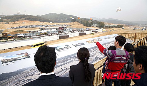 【서울=뉴시스】23일 오전 용인시 처인구에 위치한 대림산업&nbsp; ‘e편한세상 용인 한숲시티’&nbsp; 견본주택이 일반인에게 공개된 가운데 전망대에서 관람객들이 관람하고 있다. 최초로 한국 기록원 정식&nbsp; 등재된 e편한세상 용인 한숲시티 견본 주택은 단지 규모가 큰 만큼&nbsp; 역대급 규모를 자랑한다.&nbsp; 부지면적만 1만 1,000㎡로 일반 모델하우스의 3배, 서울광장 넓이(1만 3,207㎡)에 육박하는 크기다. 2015.10.23. (사진=대림산업 제공)&nbsp; photo@newsis.com