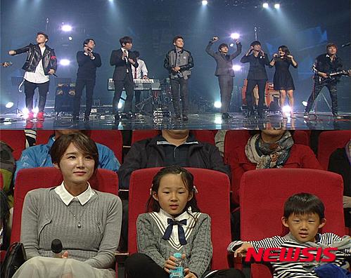【서울=뉴시스】신효령 기자 = KBS 2TV '불후의 명곡, 전설을 노래하다'가 가수 신해철(1968년 5월6일~2014년 10월27일) 1주기를 맞아 헌정 무대를 선보인다. 홍경민, 하동균, 테이, 정동하, 케이윌, 손승연, 키스가 출연해 신해철의 밴드 '넥스트'와 함께 신해철의 데뷔곡 '그대에게'로 오프닝 무대를 펼친다. 현장를 지켜본 신해철의 부인 윤원희씨는 "진심이 담긴 정성스러운 무대에 감사하다. 직접 무대를 봤으면 정말 좋아했을 것 같다. 아마 같이 무대를 하고 싶어 했을 것"이라며 눈시울을 붉혔다. 자녀들은 "아빠 노래 중 무슨 노래를 가장 좋아하느냐"는 MC 신동엽의 질문에 "아빠 노래면 다 좋아요"라고 답했다. 하동균은 신해철의 '날아라 병아리'를 선곡했다. "신해철을 따라서 철학과 진학을 고민했을 정도로 그분은 내게 많은 영향을 주었다"고 전했다. '안녕을 선곡한 홍경민은 "어릴 적부터 신해철을 동경했다. 과거에 같이 음악하자고 제안도 해줬는데 언젠간 하겠지 하고 미뤘었다"며 아쉬워했다. "결혼식 초대로 연락했더니 '절대 갈 수 없는 큰 일이 생기지 않는 한 꼭 갈게'라고 말씀하고는 결혼식 일주일 전에 돌아가셨다. 나 역시 결혼식을 앞두고 장례식장에 못 갔다. 너무 죄송스럽다." 테이는 '내 마음 깊은 곳의 너'를 선곡해 대규모 현악기, 합창단과 함께 웅장한 무대를 선사했다. '신해철 작고 1주기 특집'은 24일 오후 6시5분에 방송된다. snow@newsis.com