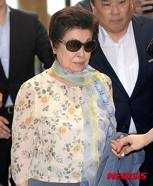 【서울=뉴시스】박영태 기자 = 신격호 롯데그룹 총괄회장의 둘째부인이자 신동주, 신동빈 형제의 어머니인 시게미쓰 하츠코(重光初子) 여사가 1일 오후 서울 강서구 공항동 김포국제공항을 통해 출국하고 있다. 2015.08.01. since1999@newsis.com
