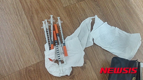 【서울=뉴시스】백영미 기자 = 외국인이 주로 이용하는 인터넷사이트에 '진통제를 판다'는 광고성 글을 올려 종합병원에서 처방받은 마약성 진통제인 옥시코돈 등을 판매·투약한 일당이 경찰에 붙잡혔다. (사진=경찰청 제공) photo@newsis.com