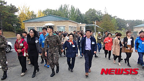 【천안=뉴시스】이종익 기자 = 육군 군수사령부 예하 탄약지원사령부 3탄약창은 24일 장병과 가족들을 위한 부대 개방 행사를 진행했다고 25일 밝혔다. 2015.10.25. (사진=육군3탄약창 제공)&nbsp; photo@newsis.com 