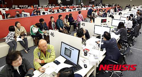 【서울=뉴시스】25일 오전 대림산업이 용인시에 처인구에 위치한 단일 분양으로는 국내 최대인&nbsp; 6,725가구 분양하는 ‘e편한세상 용인 한숲시티’&nbsp; 견본주택이 지난 23일 오픈해 25일 오전까지 총 15만여명의 방문객이 몰려 성황을 이루었다.상담사, 도우미, 주차관리 등 현장 인력만 870명 규모 중에 한번에 150여명이 청약상담할 수 있는 상담석에 방문객이 줄을 서서 상담을 받고 있다. 2015.10.25. (사진=대림산업 제공) photo@newsis.com