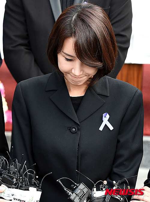 【안성=뉴시스】이정선 기자 = 신해철 1주기 추모식 'Here I stand for you' 및 봉안식이 열린 피아추모관 평화광장에서 고인의 아내 윤원희가 기자회견을 갖고 있다. 2015.10.25. ppljs@newsis.com