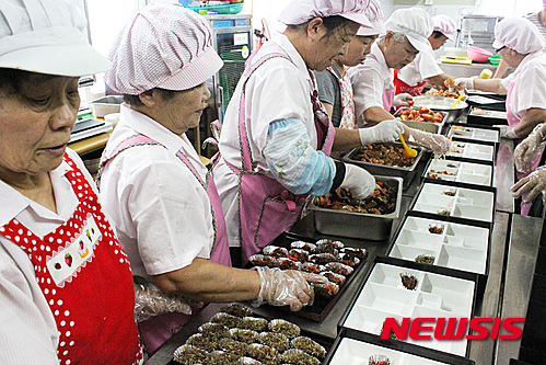 【청주=뉴시스】천영준 기자 = 충북 청주시는 25일 지역에서 운영 중인 시니어클럽은 모두 6곳으로 전국에서 가장 많다고 밝혔다. 시니어클럽은 노인 일자리 창출에 기여하고 있다. 사진은 우암시니어클럽 할머니 손맛 반찬 사업단 소속 노인들이 도시락을 만드는 모습. 2017.11.25. (사진=뉴시스 DB) photo@newsis.com