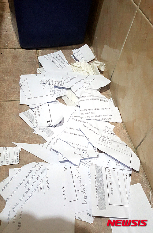 【광주=뉴시스】신대희 기자 = 26일 오후 광주 광산구 소촌동 광산경찰서 본관동 1층 화장실 쓰레기통 옆에서 민원인과 피의자들의 개인정보가 담긴 공문서가 찢어진 채로 발견돼 보안 의식과 관리 체계에 구멍이 뚫렸다는 지적이 나오고 있다. 2015.10.26.&nbsp; sdhdream@newsis.com 