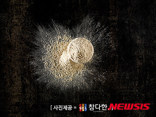 【서울=뉴시스】유희연 기자 = ‘참다한 홍삼’은 홍삼을 제품에 통째로 갈아 넣는 방식으로 홍삼 제품을 제조하고 있다. 홍삼 전체를 분말로 만드는 방식으로 제조 과정에서 버려지는 홍삼 찌꺼기가 없고 전체를 먹을 수 있다. 수용성, 불용성 성분을 모두 섭취할 수 있어 물 추출 방식의 2배에 이르는 95%의 영양분 섭취율을 보인다.&nbsp; lovely_jh@newsis.com