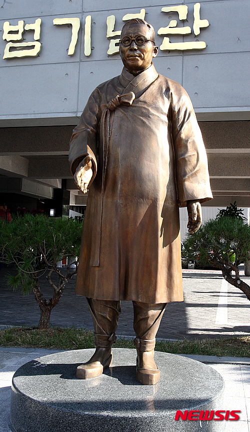 【광주=뉴시스】신대희 기자 = 26일 오후 광주 동구 학2동 백화마을에 위치한 광주백범기념관에서 개관식이 열리고 있는 가운데 백범 김구 선생 동상의 모습이 공개됐다. 광주백범기념관은 김구 선생의 후원금으로 1946년 조성된 백화마을의 유래를 기록하고 나라와 겨레 사랑 정신을 계승하기 위해 건립됐다. 2015.10.26. sdhdream@newsis.com 