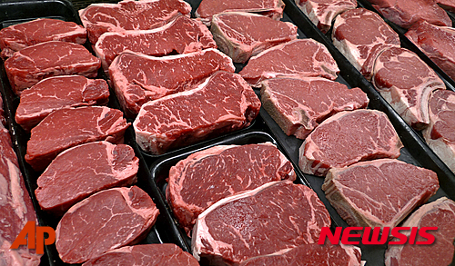 【 맥클린=AP/뉴시스】미국 버지니아주의 한 정육점에 진열된 고기들. 도널드 트럼프 미 대통령이 외국 소유 정육업체들이 소고기 값을 올린다면서 수사를 지시했다. 2025.11.8.