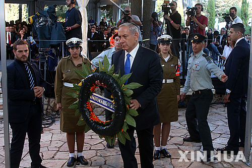 【 예루살렘= 신화/뉴시스】베냐민 네타냐후 이스라엘 총리가 26일(현지시간) 예루살렘에서 열린 이츠하크 라빈 전 이스라엘 총리 20주기를 맞아 추모 꽃다발을 묘소에 놓으려 하고 있다. 총리 재임 당시인 1975년&nbsp; 이집트와 평화협정을 맺고 중동평화의 획기적인 전기를 마련했던 라빈은 1995년 11월 4일 극우 청년에 의해 피살됐다. 2015.10.27&nbsp; 