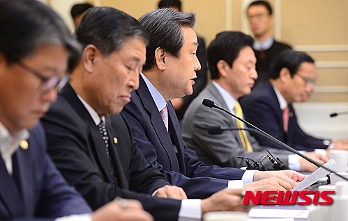 【서울=뉴시스】전신 기자 = 새누리당 김무성 대표가 27일 서울 여의도 국회 귀빈식당에서 열린 현역병 입영적체 해소 당정협의에서 인사말을 하고 있다. 2015.10.27.&nbsp; photo1006@newsis.com 