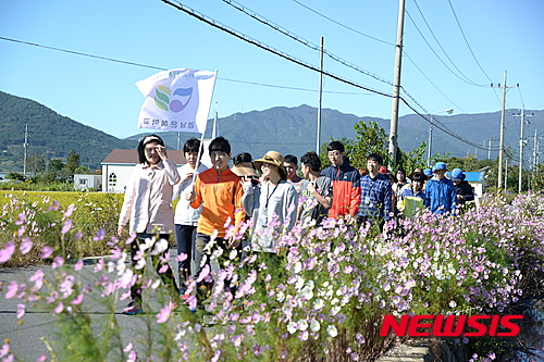 【창원=뉴시스】 홍정명 기자 = 경남 김해에 있는 특수학교인 경남은혜학교에서 지난 2009년부터 전교생 대상으로 7년째 시행하고 있는 '워킹 앤 런' 활동에 참여한 학생과 교사들이 지난 26일 아침 1교시에 학교 주변 들판길을 걷고 있다.205.10.27.(사진=경남은혜학교 제공) photo@newsis.com