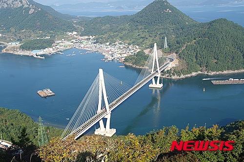 【통영=뉴시스】신정철 기자 = 경남도내에서 섬과 섬을 잇는 연도교 가운데 최대규모를 자랑하는 통영시의 새로운 렌드마크 '사량대교(사진)'가 오는 30일 준공식을 갖는다. 총 사업비 476억원이 투입된 사량대교는 5년 5개월의 공사기간을 거쳐 총연장 530m, 폭 13.1m의&nbsp; 2주탑 대칭형 사장교와 접속도로 L=935m, B=11.5m로 시공됐다.2015.10.27.(사진=통영시 제공)&nbsp;&nbsp; photo@newsis.com