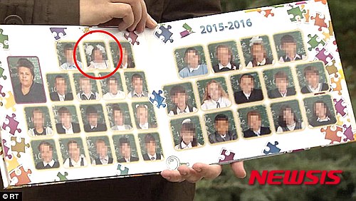 【서울=뉴시스】모스크바의 한 사립 유치원 졸업 앨범에 다운증후군을 앓는 마샤라는 7살 소녀가 다른 아이들과 나란히 사진이 실린 것에 대해 일부 학부모들이 마샤의 사진을 빼고 졸업 앨범을 다시 제작할 것을 유치원에 요구한 사실이 알려지면서 러시아 사회가 분노하고 있다. 마샤의 사진이 실린 이 유치원의 졸업 앨범. <사진 출처 : 러시아 RT 웹사이트> 2015.10.27