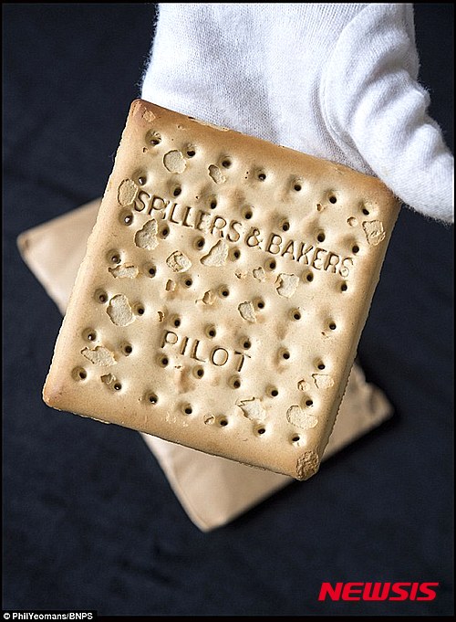 【서울=뉴시스】1912년 4월 북대서양에서 침몰한 타이타닉호에 실렸던 '비스킷'이 최근 영국의 한 경매에서 2만2968달러(약 2600만원)에 경매됐다.(사진출처: 데일리메일) 2015.10.27.