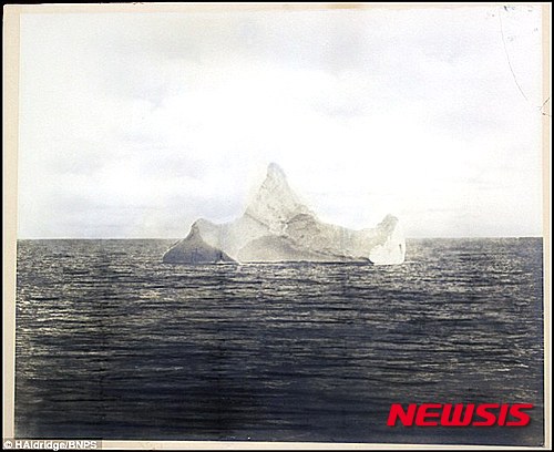 【서울=뉴시스】1912년 4월 북대서양에 침몰한 타이타닉호와 충돌한 것으로 추정되는 빙하. (사진출처: 데일리메일) 2015.10.27.