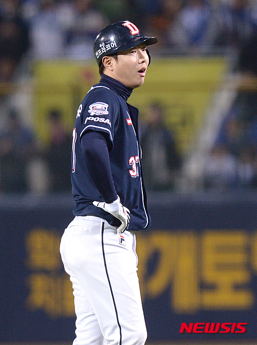 【대구=뉴시스】 장세영 기자 = 27일 오후 대구시민야구장에서 열린 '2015 타이어뱅크 KBO 리그' 한국시리즈 2차전 삼성 라이온즈와 두산 베어스 경기, 3회초 2사 1루 두산 박건우가 외야 깊숙한 플라이 아웃이 되자 아쉬워 하고 있다. 2015.10.27.&nbsp; photothink@newsis.com 