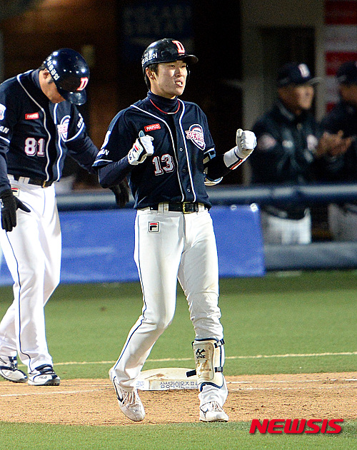 【대구=뉴시스】박영태 기자 = 27일 오후 대구광역시 대구시민운동장 야구장에서 열린 ‘2015KBO리그’ 한국시리즈 삼성 라이온스와 두산 베어스의 2차전 경기, 두산 8회초 2사 1,2루 1번 허경민이 1타점 안타를 치고 1루에서 주먹을 불끈 쥐고 있다. 2015.10.27. since1999@newsis.com